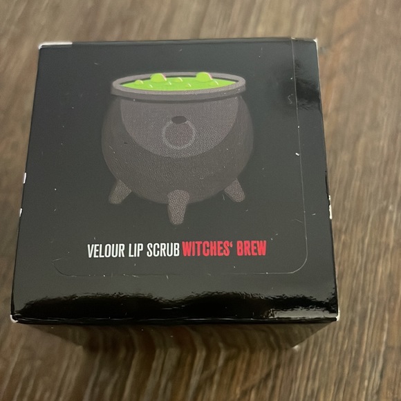 Jeffree Star Velour Lip Scrub in Witches Brew - Limited Edition - Picture 3 of 5